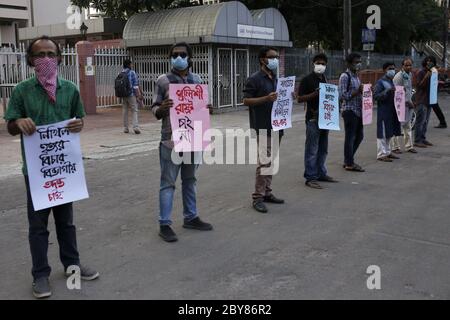 Dhaka, Bangladesh. 9 Giugno 2020. I manifestanti hanno un poster che chiede giustizia per l'omicidio di Nikhil di fronte al Museo Nazionale, Shahbag. Nikhil Talukder, un contadino di Gopalganj, Kotalpara, è stato ucciso dalla polizia dopo aver spezzato la spina dorsale. Credit: MD Mehedi Hasan/ZUMA Wire/Alamy Live News Foto Stock