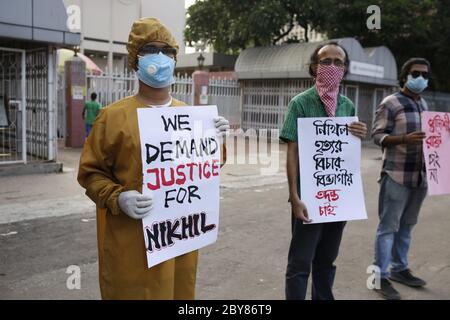 Dhaka, Bangladesh. 9 Giugno 2020. I manifestanti hanno un poster che chiede giustizia per l'omicidio di Nikhil di fronte al Museo Nazionale, Shahbag. Nikhil Talukder, un contadino di Gopalganj, Kotalpara, è stato ucciso dalla polizia dopo aver spezzato la spina dorsale. Credit: MD Mehedi Hasan/ZUMA Wire/Alamy Live News Foto Stock