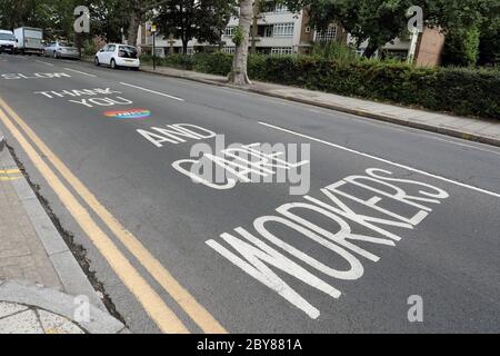 Londra / UK – 7 giugno 2020: Un messaggio di ringraziamento per l'NHS e gli operatori sanitari scritto su Park Road, Crouch End, a nord di Londra, in mezzo alla crisi del coronavirus in corso Foto Stock