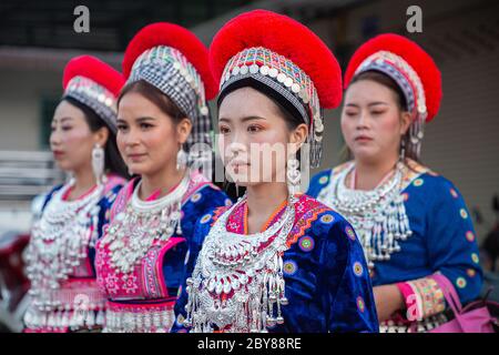 Bella donna asiatica della tribù Hmong Hill in abito tribale per le celebrazioni di Capodanno. Foto Stock