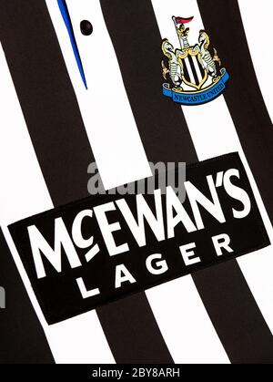 Primo piano della maglia retrò del Newcastle United FC. Foto Stock