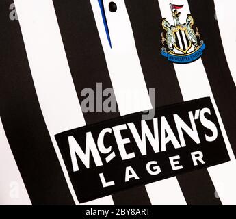 Primo piano della maglia retrò del Newcastle United FC. Foto Stock