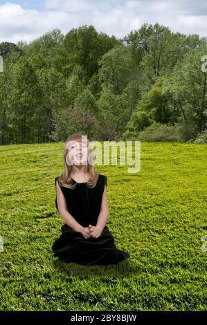 Ragazza di starnuto Foto Stock