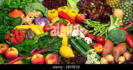 Pila di frutta e verdura in molti colori appetitosi, invitanti a condurre uno stile di vita sano e basato su piante Foto Stock