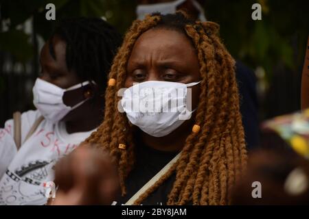 Nairobi, Kenya. 09 giugno 2020. Un residente di baraccopoli di Mathare è visto fuori dall'edificio del parlamento con una maschera scritta su "la violenza è la violenza" durante le manifestazioni. I residenti delle baraccopoli di Mathare dimostrano fuori dall'edificio del parlamento in una protesta contro gli assassini della polizia e la brutalità nella zona, indossando maschere con i nomi di coloro che avevano sono stati uccisi dalla polizia. Credit: SOPA Images Limited/Alamy Live News Foto Stock