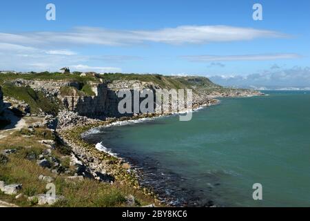 Vista lungo la costa orientale, Isola di Portland, vicino a Weymouth, Dorset, Inghilterra, Regno Unito Foto Stock