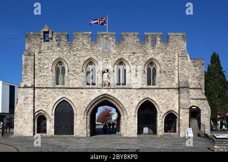 L'entrata medievale di 800 anni di Bargate alla città vecchia, Southampton, Hampshire, Inghilterra, Regno Unito Foto Stock