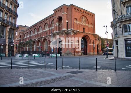 Tolosa, Occitaine, Francia 06/17/19 guardando attraverso Rue de Metz, il Musée des Augustins. Imponente edificio in mattoni rossi con grandi finestre ad arco Foto Stock