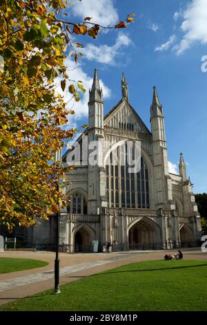 Facciata ovest della Cattedrale di Winchester in autunno, Winchester, Hampshire, Inghilterra, Regno Unito Foto Stock