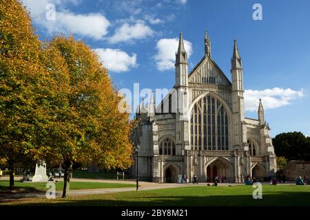 Facciata ovest della Cattedrale di Winchester in autunno, Winchester, Hampshire, Inghilterra, Regno Unito Foto Stock