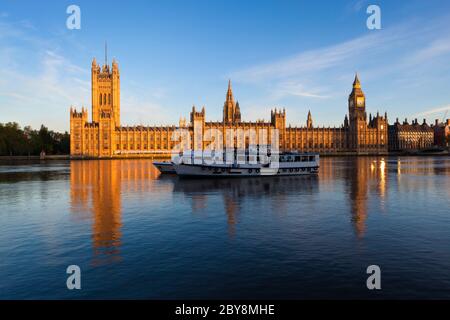 Le case del Parlamento si vedevano all'alba sul Tamigi, Londra, Inghilterra, Regno Unito Foto Stock