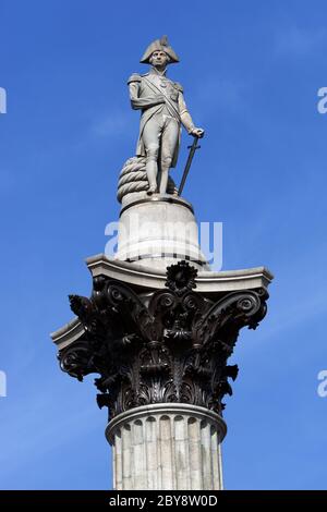 Statua dell'ammiraglio Nelson (vincitore della battaglia di Trafalgar) in cima alla colonna Nelson`s in Trafalgar Square, Londra, Inghilterra, Regno Unito Foto Stock
