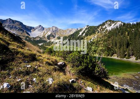 lago di alta montagna nelle alpi Foto Stock