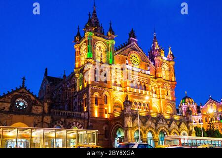 Il Chhatrapati Shivaji Maharaj Terminus, precedentemente conosciuto come Victoria Terminus, è una stazione ferroviaria storica e un sito patrimonio dell'umanità dell'UNESCO a Mumbai. Foto Stock