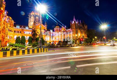 Il Chhatrapati Shivaji Maharaj Terminus, precedentemente conosciuto come Victoria Terminus, è una stazione ferroviaria storica e un sito patrimonio dell'umanità dell'UNESCO a Mumbai. Foto Stock