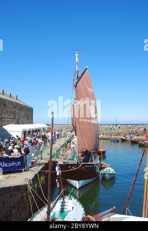 Dinnet Harbour in Aberdeenshire, Scozia, occupato con navi per l'annuale e tradizionale scozzese Boat Festival weekend Foto Stock
