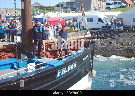 Dinnet Harbour in Aberdeenshire, Scozia, occupato con navi per l'annuale e tradizionale scozzese Boat Festival weekend Foto Stock