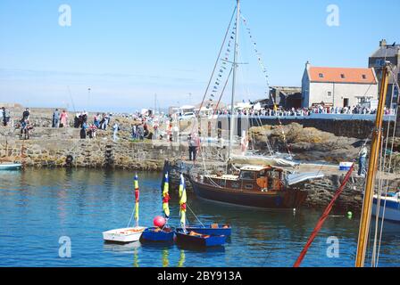 Dinnet Harbour in Aberdeenshire, Scozia, occupato con navi per l'annuale e tradizionale scozzese Boat Festival weekend Foto Stock