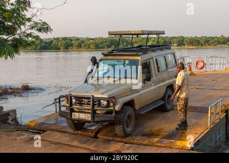 Murchison Falls National Park / Uganda - Febbraio 20 2020: Traghetto che attraversa il Nilo per portare i turisti safari dall'altra parte. Foto Stock