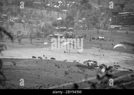 Parapendio a Bir e Billing, Himachal Pradesh, India, Asia. Billing è famosa per Parapendio, Trekking, Mountain Terrain Bike e Camping. Foto Stock