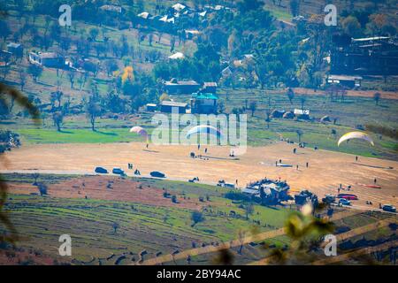 Parapendio a Bir e Billing, Himachal Pradesh, India, Asia. Billing è famosa per Parapendio, Trekking, Mountain Terrain Bike e Camping. Foto Stock