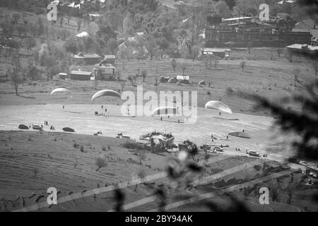 Parapendio a Bir e Billing, Himachal Pradesh, India, Asia. Billing è famosa per Parapendio, Trekking, Mountain Terrain Bike e Camping. Foto Stock