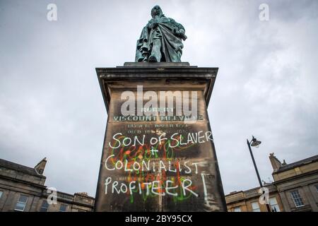 Graffiti che recita 'Son of Slaver and Colonialista Profiteer' è apparso sulla statua di Robert Dundas 2 ° Visconte Melville, figlio di Henry Dundas 1 Visconte Melville, in Melville Street, Edimburgo. Foto Stock