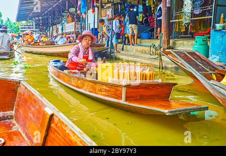 DANNOEN SADUAK, THAILANDIA - 13 MAGGIO 2019: Osserva il mercato galleggiante di Ton Khem con le barche turistiche a galleggiante veloce, i padiglioni con bancarelle e caffè, i venditori o Foto Stock