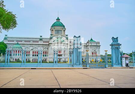 BANGKOK, THAILANDIA - 13 MAGGIO 2019: La facciata dell'edificio rinascimentale italiano di Ananta Samakhom Throne Hall con recinzione panoramica e la Guardia reale tailandese Foto Stock