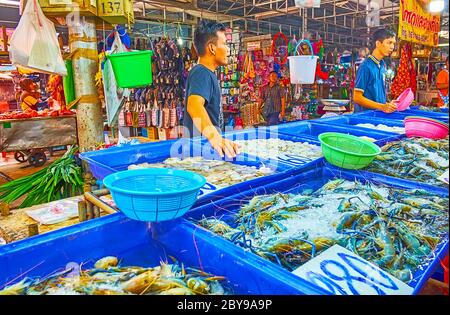 BANGKOK, THAILANDIA - 13 MAGGIO 2019: Il banco di bancarella di pesce del mercato Talad Saphan Phut con bacini di gamberi, polpi e altri frutti di mare, il mese di maggio Foto Stock