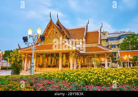 BANGKOK, THAILANDIA - 24 APRILE 2019: Il Padiglione reale ornato con tetto in tegole, ricchi dettagli dorati e scolpiti, snelli pilastri si trova a Mahaje Foto Stock