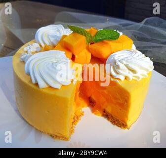 Torta mousse di mango fatta in casa Foto Stock