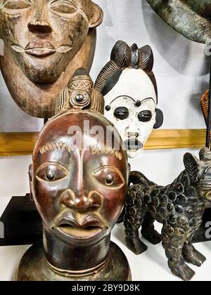 Negozio di souvenir africano di maschere in legno voodoo a Bo-Kaap Città del Capo. Foto Stock