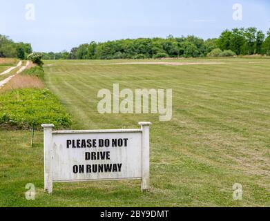 Un cartello che indica, non guidare su Runway, presso la Shelter Island Landing Strip, a Shelter Island, NY Foto Stock