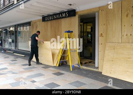 Londra, Regno Unito. 9 Giugno 2020. Debenhams Clapham Junction si è imbarcato. In precedenza era Arding & Hobbs costruito nel 1910 in stile barocco edoardiano, architetto James Gibson Credit: JOHNNY ARMSTEAD/Alamy Live News Foto Stock