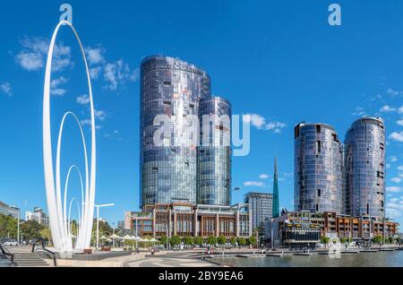 Elizabeth Quay con Spanda, un'opera pubblica di Christian de Vietri a sinistra, Perth, Australia Occidentale, Australia Foto Stock