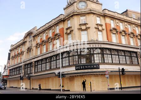 Londra, Regno Unito. 9 Giugno 2020. Debenhams Clapham Junction si è imbarcato. In precedenza era Arding & Hobbs costruito nel 1910 in stile barocco edoardiano, architetto James Gibson Credit: JOHNNY ARMSTEAD/Alamy Live News Foto Stock