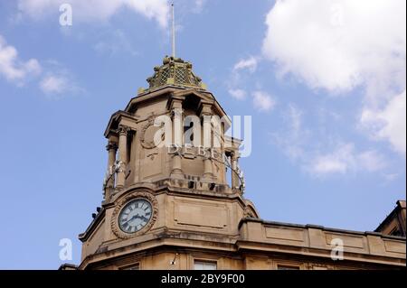 Londra, Regno Unito. 9 Giugno 2020. Debenhams Clapham Junction si è imbarcato. In precedenza era Arding & Hobbs costruito nel 1910 in stile barocco edoardiano, architetto James Gibson Credit: JOHNNY ARMSTEAD/Alamy Live News Foto Stock