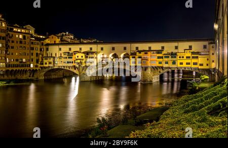 Ponte Vecchio di notte - una vista notturna del Ponte Vecchio che si estende sul fiume Arno a Firenze, Italia. Foto Stock