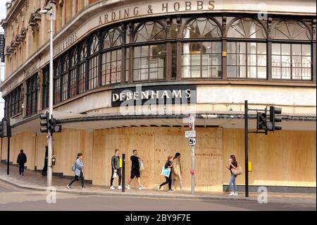 Londra, Regno Unito. 9 Giugno 2020. Debenhams Clapham Junction si è imbarcato. In precedenza era Arding & Hobbs costruito nel 1910 in stile barocco edoardiano, architetto James Gibson Credit: JOHNNY ARMSTEAD/Alamy Live News Foto Stock