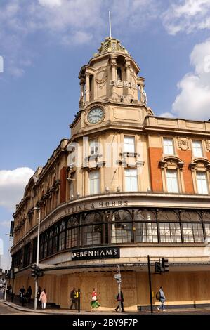 Londra, Regno Unito. 9 Giugno 2020. Debenhams Clapham Junction si è imbarcato. In precedenza era Arding & Hobbs costruito nel 1910 in stile barocco edoardiano, architetto James Gibson Credit: JOHNNY ARMSTEAD/Alamy Live News Foto Stock