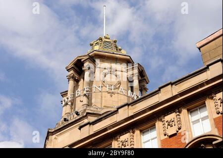 Londra, Regno Unito. 9 Giugno 2020. Debenhams Clapham Junction si è imbarcato. In precedenza era Arding & Hobbs costruito nel 1910 in stile barocco edoardiano, architetto James Gibson Credit: JOHNNY ARMSTEAD/Alamy Live News Foto Stock