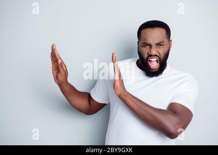 Foto di pazzo urlando pelle scura pazza africana amico ragazzo antirazzista gruppo leader dire nessun comportamento di violenza per la gente nera illegalità sollevare armi vuote Foto Stock