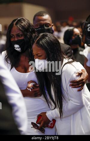 Houston, Stati Uniti. 09 giugno 2020. I lutto reagiscono mentre guardano al cazzo mentre la famiglia estesa si trasforma nel funerale per George Floyd martedì 9 giugno 2020, alla chiesa della Fontana di lode a Houston. Floyd morì dopo essere stato trattenuto da funzionari di polizia di Minneapolis il 25 maggio. Foto in piscina di Godofredo A. Vasquez/UPI Credit: UPI/Alamy Live News Foto Stock