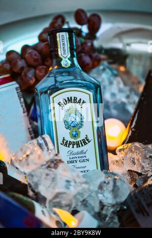 Bottiglia di gin Bombay Sapphire alla collezione Luxury in un secchio di ghiaccio, concetto di liquori Foto Stock