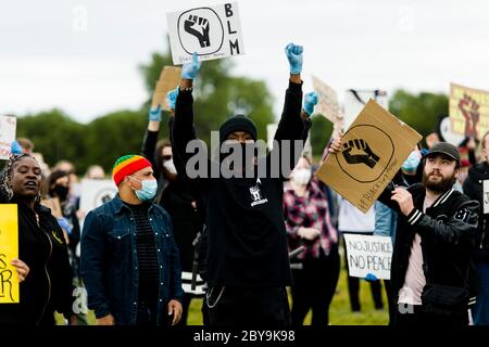 La gente di Edimburgo si unisce al parco Holyrood in solidarietà con il raduno della materia di Black Lives. Le proteste sono state in tutto il mondo a causa dell'assassinio di George Floyd in America. La Scozia è in una 11a settimana di blocco a causa dell'epidemia di covid-19. Credito: Euan Cherry Foto Stock