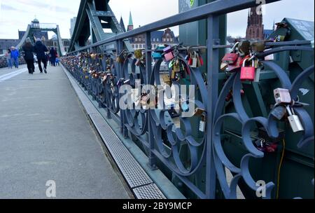 Francoforte sul meno, Germania 03-13-2020 Ponte di Eisener Steg nel centro della città con lucchetti Foto Stock