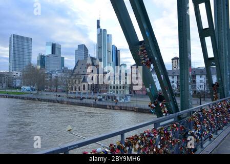 Francoforte sul meno, Germania 03-13-2020 vista del centro dal ponte eiserner Steg Foto Stock