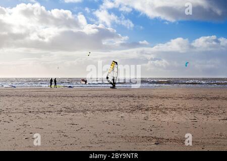 Kitesurfer sulla spiaggia di sabbia a Mare del Nord Foto Stock