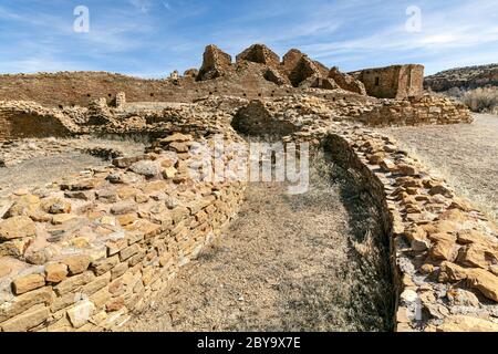 NM00596-00...NUOVO MESSICO - muratura in pietra di Pueblo del Arroyo costruito dal primo popolo Chaco. Chaco Cultura Parco storico Nazionale. Foto Stock